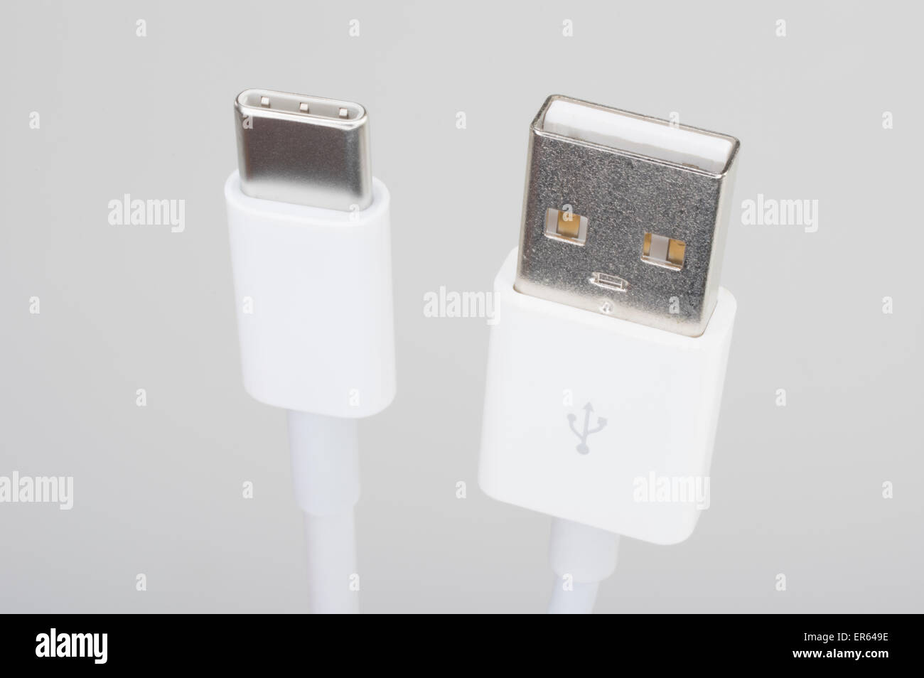 USB Apple-C connecteur USB de type C et une prise USB standard Banque D'Images