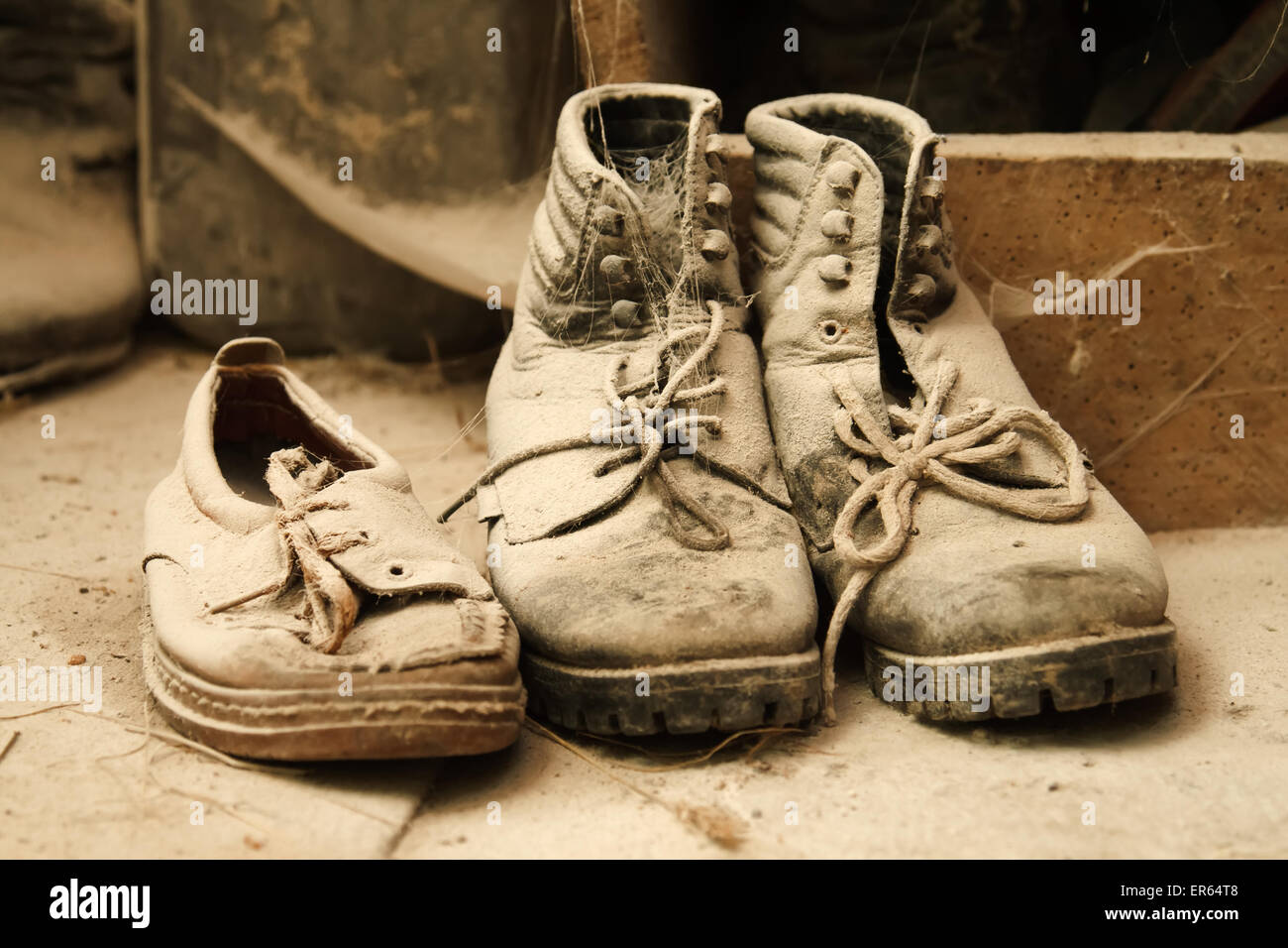 Vieux souliers poussiéreux dans le grenier d'un moulin Photo Stock - Alamy