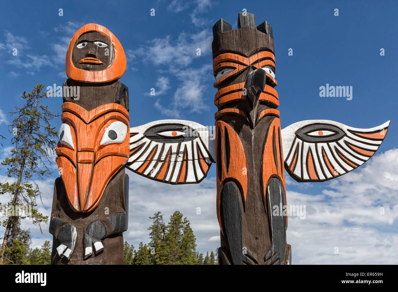 Totems dans la rivière Sunwapta resort, Alberta, Canada Banque D'Images