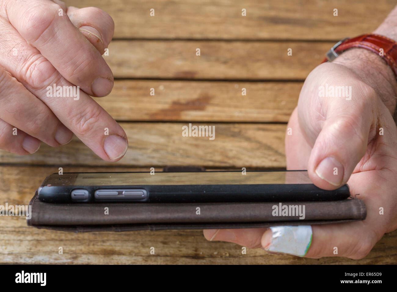 High angle view sur les mains avec l'Iphone 6plus Banque D'Images