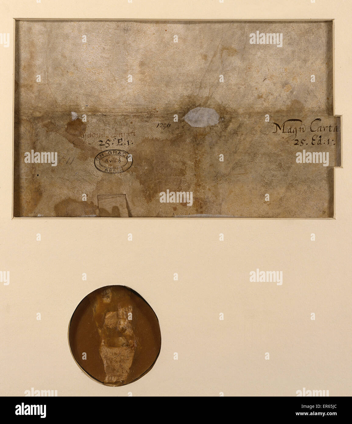 2955 La Grande Charte, document sur vélin, datée du 12 octobre 1297, avec un fragment du Grand Sceau d'Edward I. La Grande Charte d'origine a été publié en Amérique en 1215. Cette copie est en écriture. anglicana cursiva (1 de 2) 1297 Banque D'Images