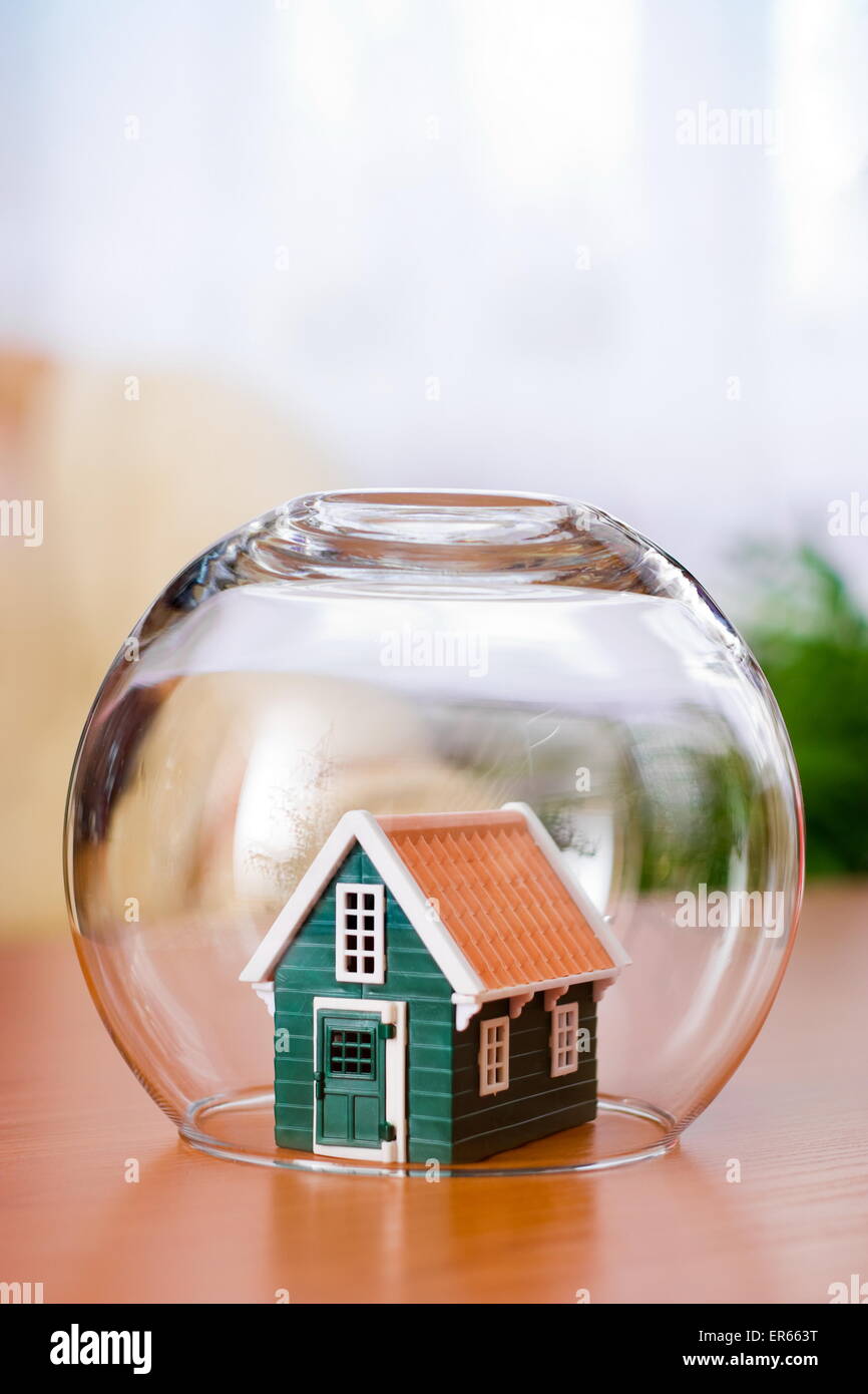 Assurance Maison concept : recouvert d'une bille de verre pour protéger Banque D'Images