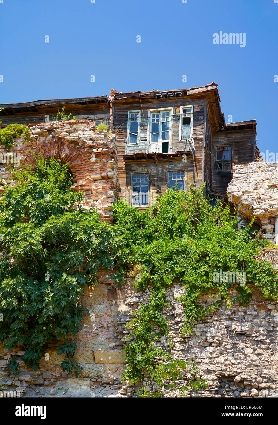 La vieille maison de bois sur la colline sur la rue résidentielle dans le quartier d'Eminönü Istanbul Banque D'Images