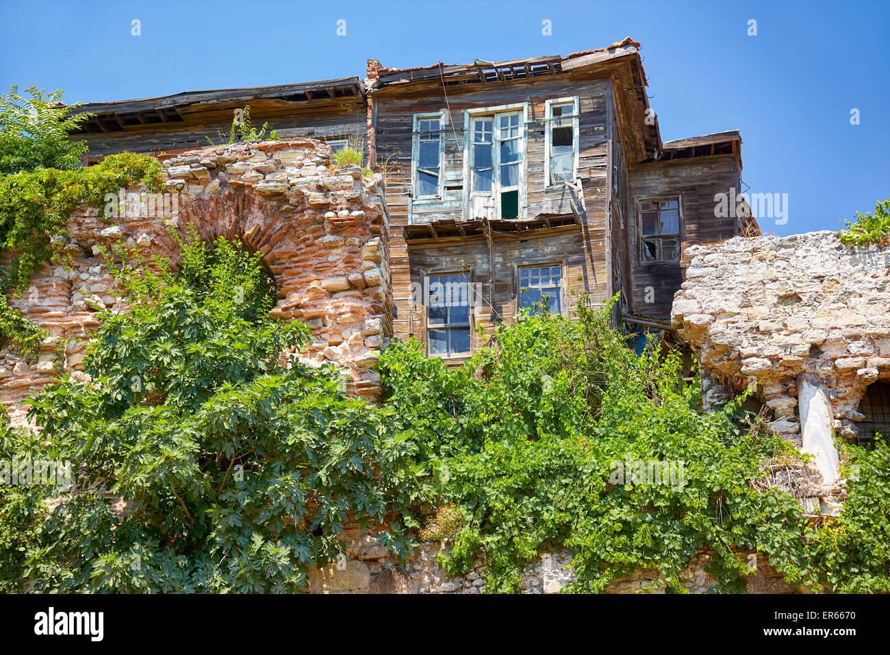 La vieille maison de bois sur la colline sur la rue résidentielle dans le quartier d'Eminönü Istanbul Banque D'Images