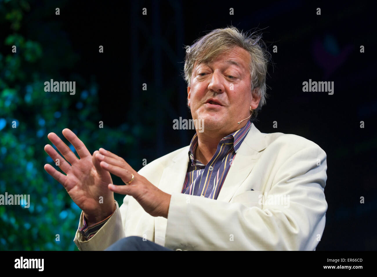 Stephen Fry s'exprimant sur scène à Hay Festival 2015 Banque D'Images