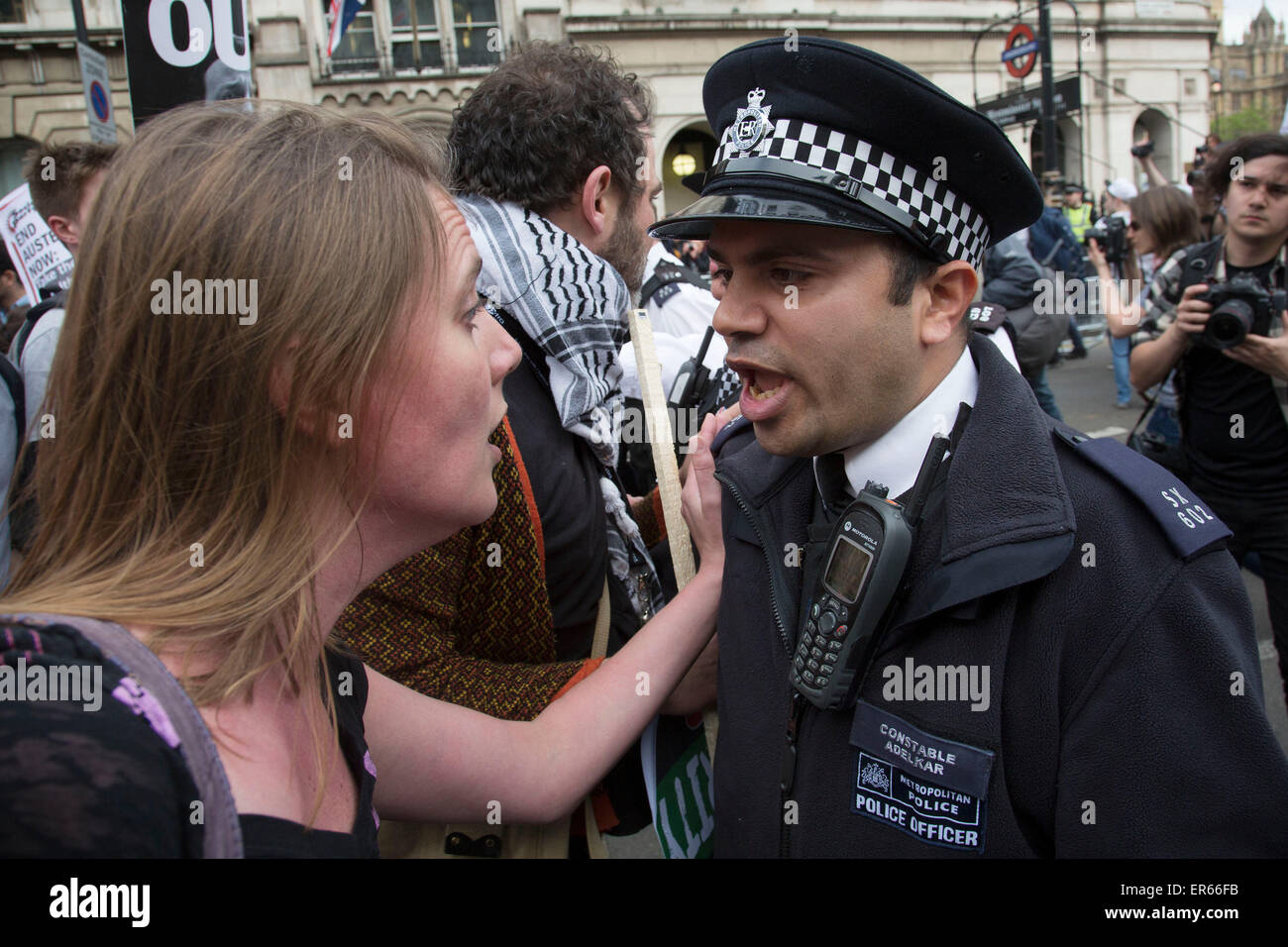 Londres, Royaume-Uni. Mercredi 27 mai 2015. Les jeunes manifestant joue doucement avec la police, les étudiants manifestent à Westminster contre Tor Banque D'Images