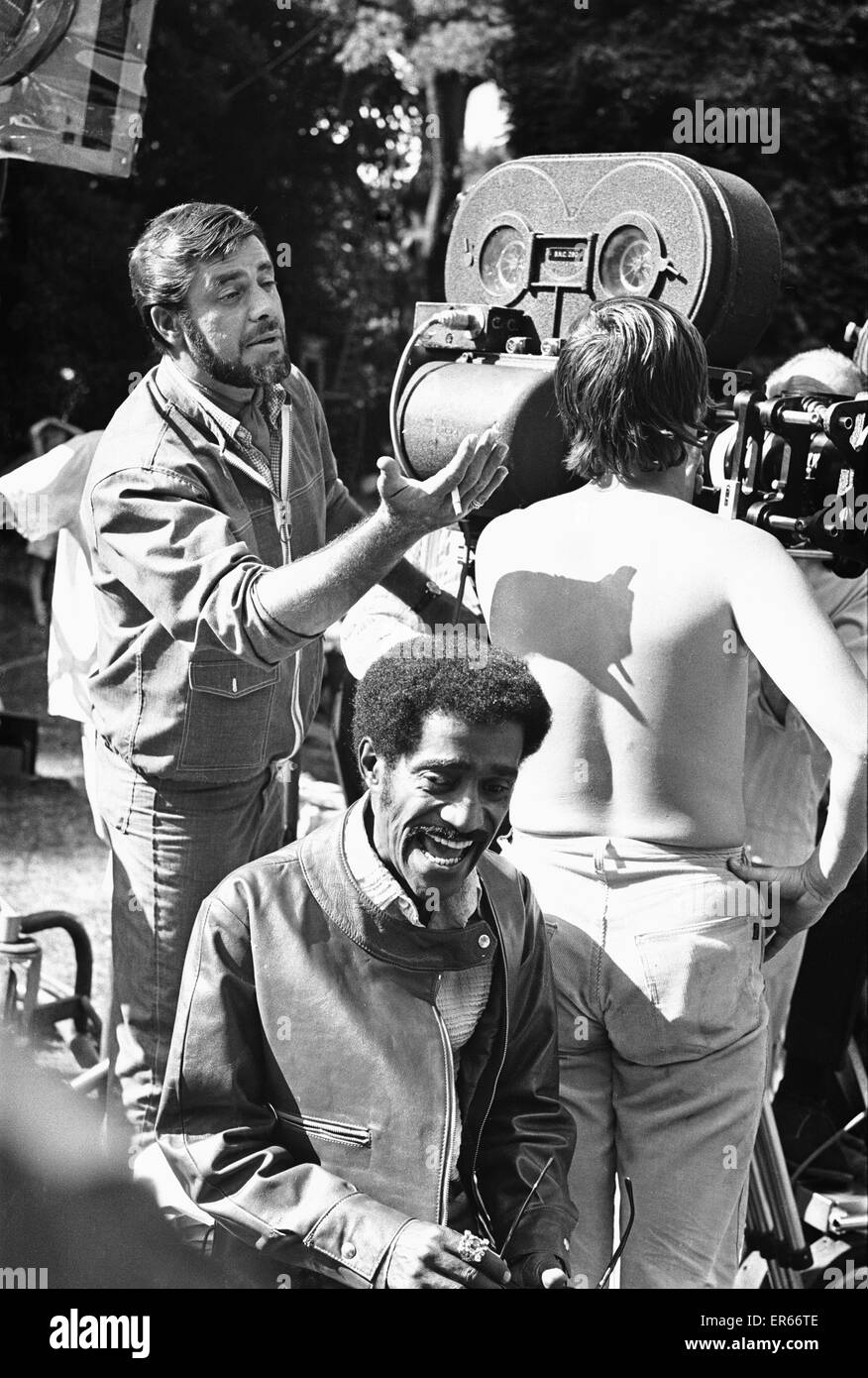 Jerry Lewis Directeur (à gauche) en compagnie de Sammy Davis Junior (assis) la mise en place de la prochaine série de prises à Eastnor Castle, Ledbury. Là où ils sont le tournage une fois de plus. Vers le 1er août 1969 Banque D'Images