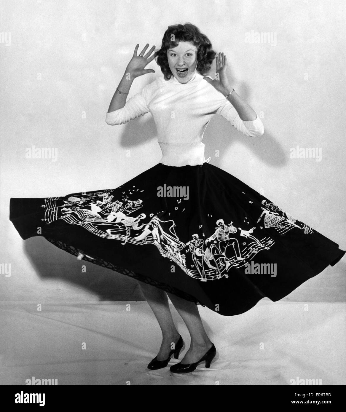 Les vêtements Fashion 1956 : Ce sont des photos de Mlle Pat Laurence 17 ans, membre de l'Ada Favoriser l'école, portant une jupe Rock 'N Roll qui est conçu en troupeau, imprimé sur toile. La jupe est disponible en plusieurs combinaisons de couleurs et est, dans notre photo, w Banque D'Images
