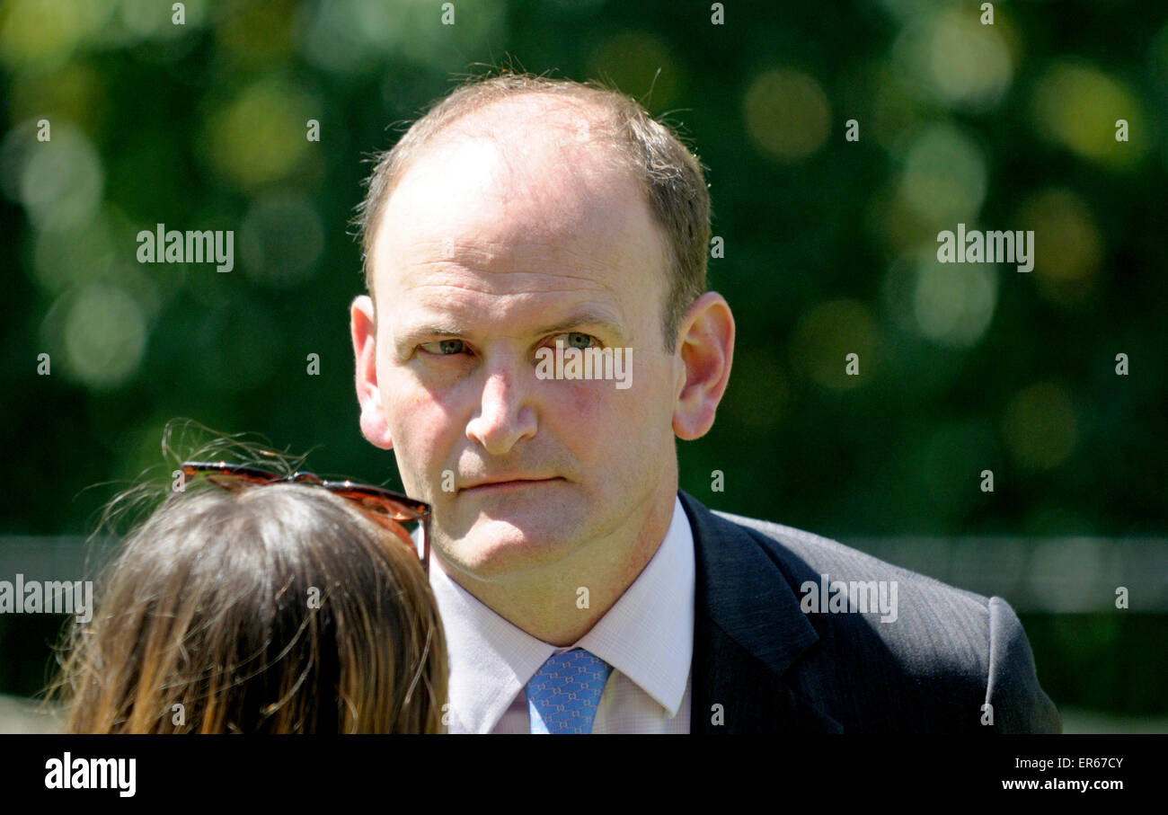 Douglas Carswell MP (UKIP) obtenir make-up avant d'être interrogées sur College Green après l'ouverture du Parlement 2015 Banque D'Images