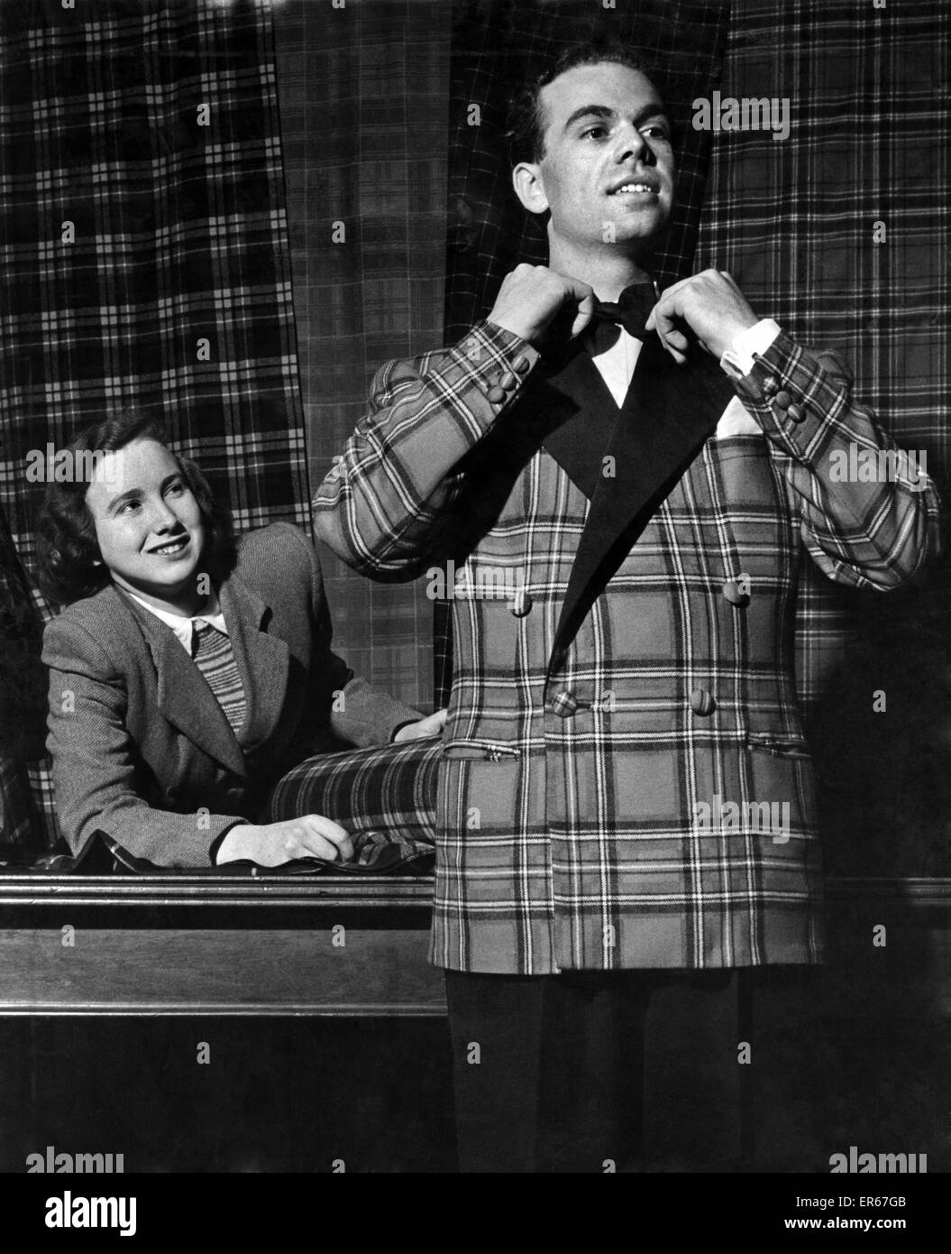 Vêtements : vêtements : Collection : Le Dîner et soirée : c'est le smoking style tartan qui est avéré, d'abord pour les Américains qui prétendent la descente - scotch Scotch par la Chambre, de Knightsbridge. Il est porté par Roy Spencer, 25, Banque D'Images