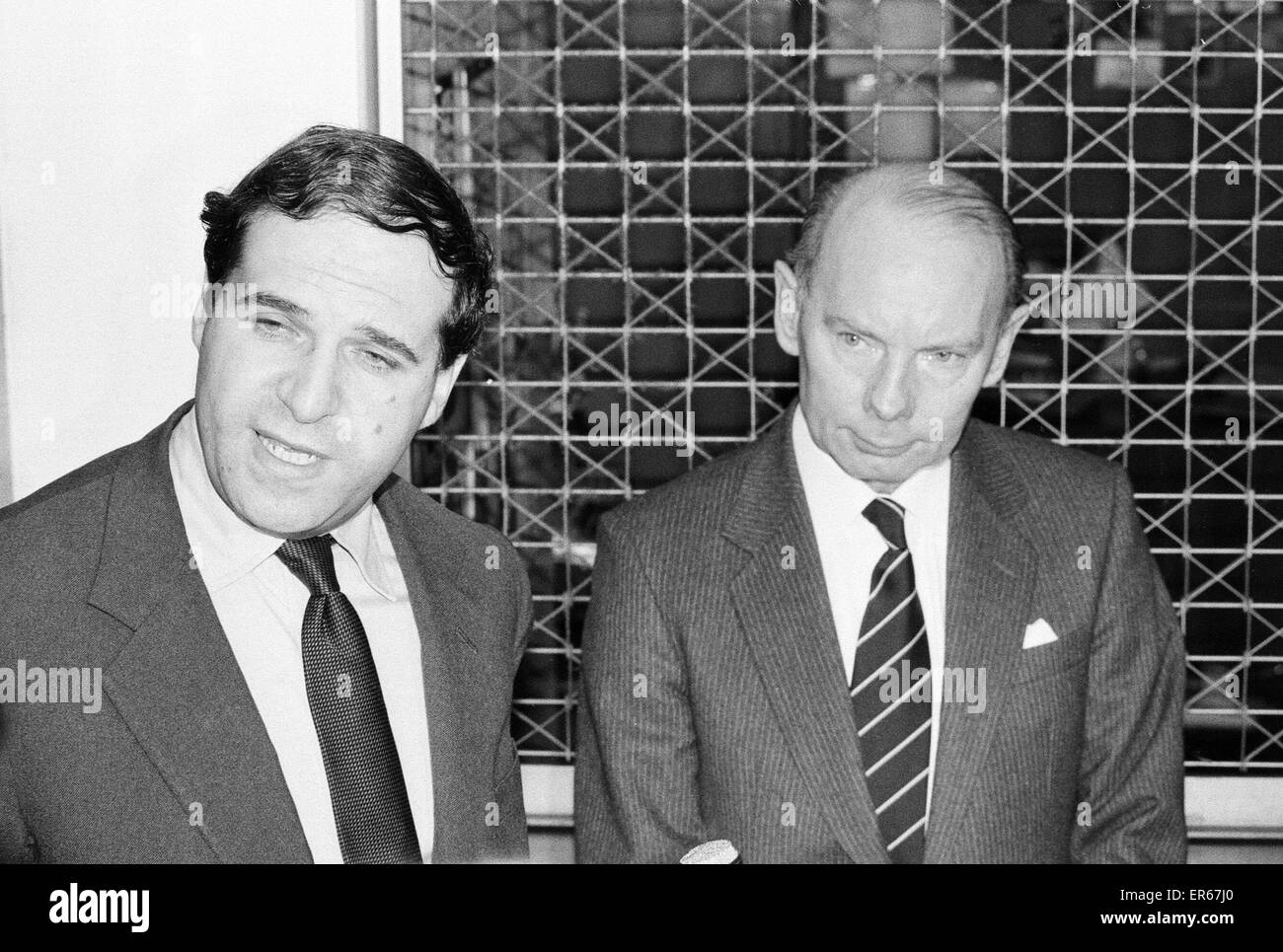 Ministre de l'intérieur conservateur Leon Brittan photographié lors de sa visite à l'hôpital de Westminster. Décembre 1983. Banque D'Images