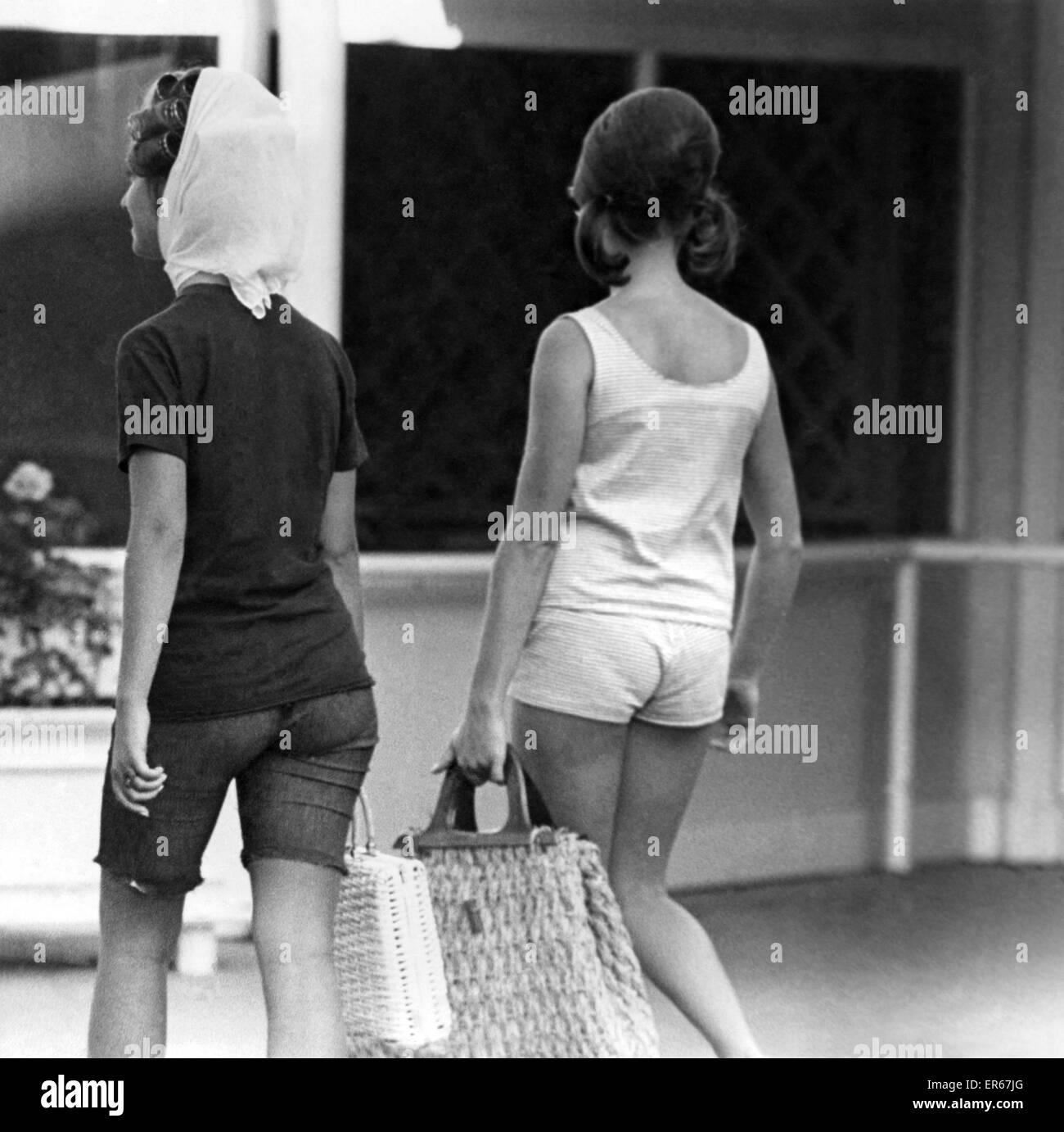 Les vêtements Fashion 1966 : Mme Jill Stuart, épouse du chanteur pop irlandais Chat Stuart, a été éjecté de Disneyland à Hollywood il y a une semaine pour atteinte à ce qui est décrit comme "nettoyer le comportement familial et un sens de ce qui est décent dans la vie.' pour être plus explicite, elle Banque D'Images