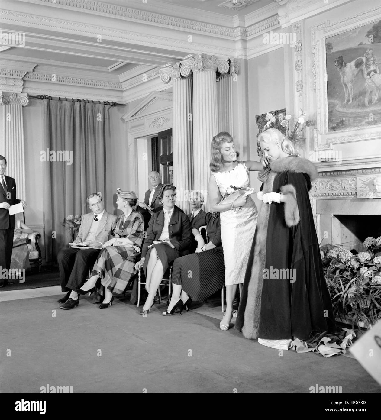 Actrices et modèles prennent part à un défilé de mode du 18ème siècle à Pinewood Studios. Juillet 1957 A476-011 Banque D'Images