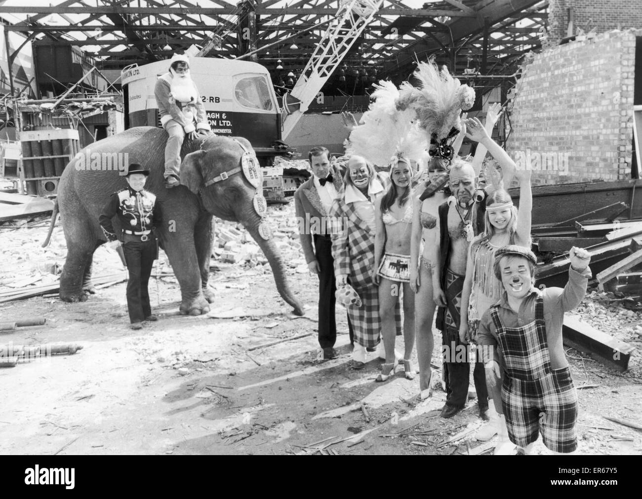 Actes de la belle vue à l'extérieur du célèbre cirque partiellement démolie Kings Hall. Santa Stuart Bamforth rides Maureen l'éléphant. 18 Mai 1982 Banque D'Images