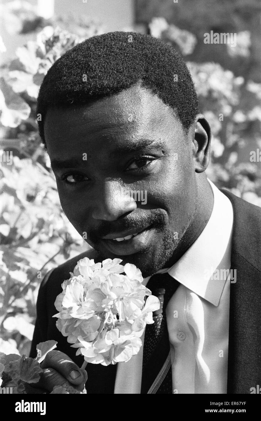 Laurie Cunningham pose pour la caméra avec une fleur Madrid Espagne. 24 Octobre 1982 Banque D'Images