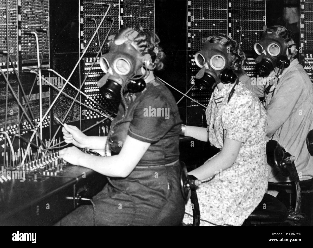 Téléphone filles à Whitley Bay Bureau de poste essayer les masques à gaz qui se prépare à toute éventualité au cours A.R.P formation. 27 août 1938. Banque D'Images Téléphone filles à Whitley Bay Bureau de poste essayer les masques à gaz qui se prépare à toute éventualité au cours A.R.P formation. 27 août 1938. Banque D'Images
