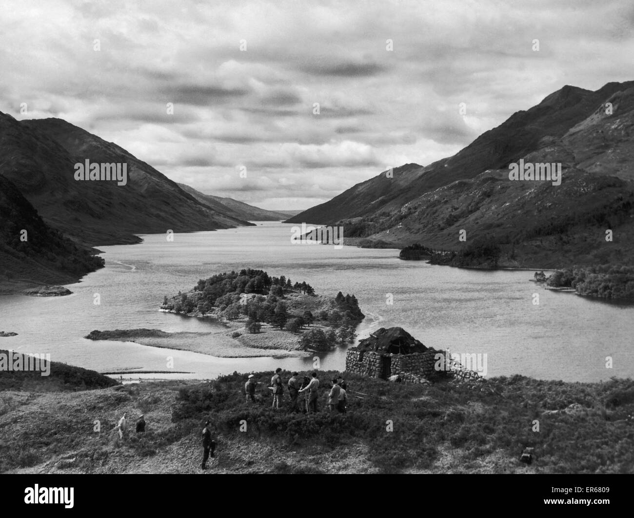 Choicht Tor, 500 pieds au-dessus du Loch Shiel une équipe pour préparer le rassemblement de la film clanmen ci-dessous à l'Églefin Glen pour le film Bonnie Prince Charlie. Le bothy au premier plan a été construit pour le film. 14 août 1946 Banque D'Images