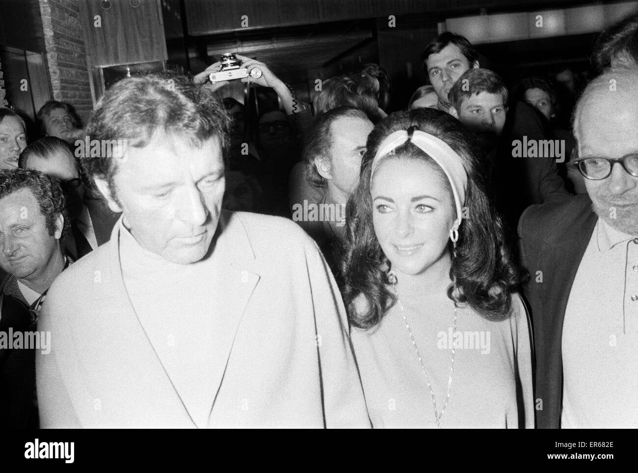 Richard Burton et Elizabeth Taylor, arrivent pour Liz Taylor's 40e anniversaire, qui se tiendra à l'hôtel International, Budapest, Hongrie, le dimanche 27 février 1972. Banque D'Images