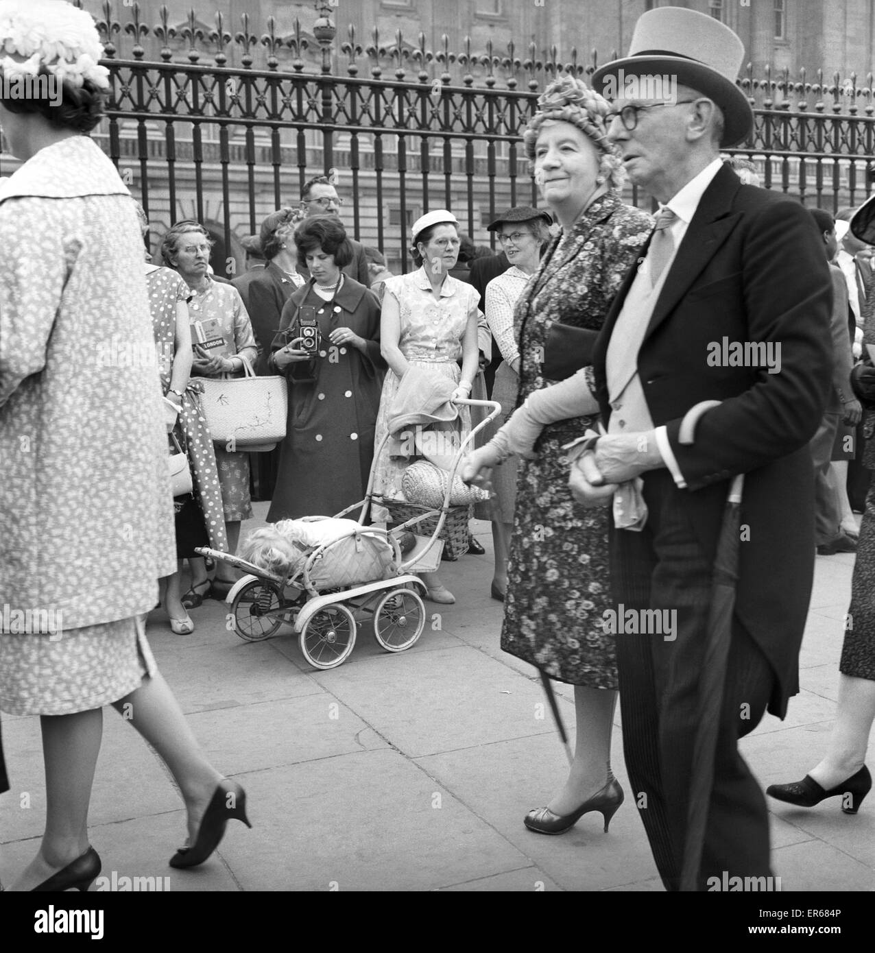 Buckingham Palace Garden Party : les visiteurs et les passants à l'extérieur de Buckingham Palace a une freed hat fashion show aujourd'hui. Chichi et les fantaisies, fleurs et tulle, et bits and pieces compose les chapeaux grands et petits, grands et larges, comme les femmes réduite suivie Banque D'Images