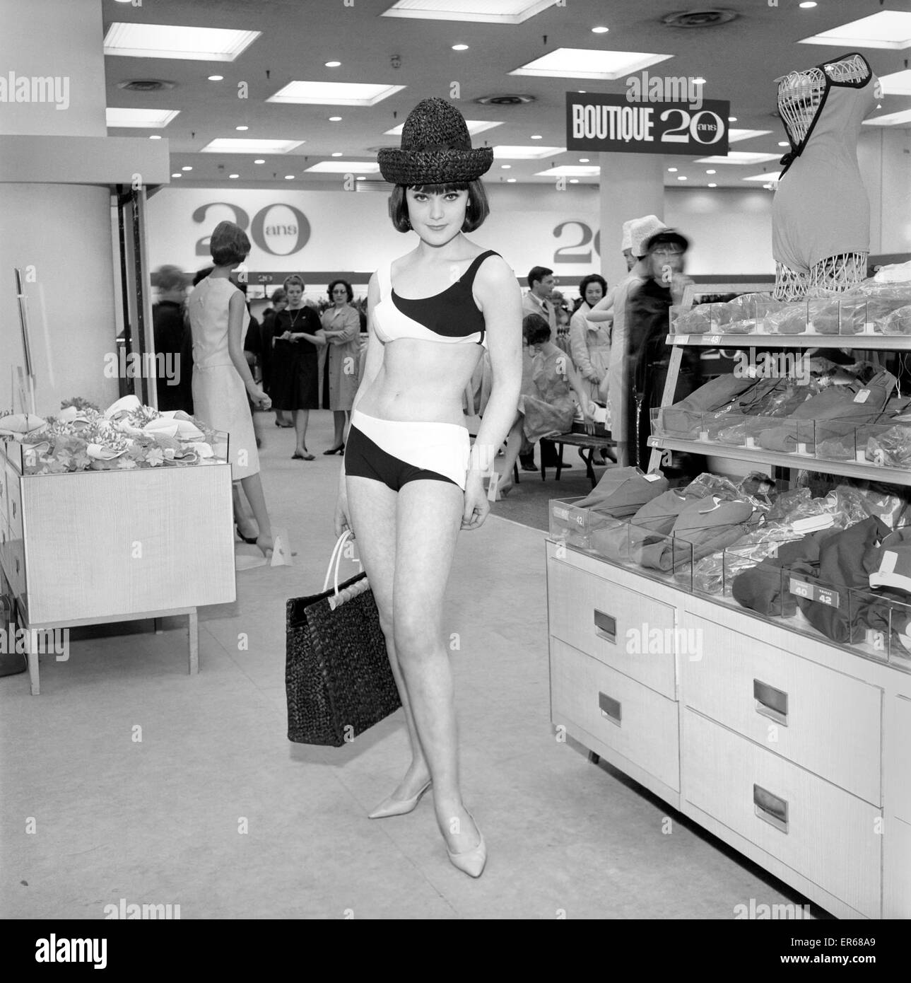 Vêtements : Fashions : Paris : Femme (Debbie Attwood) vu ici shopping dans un magasin à Paris pour les derniers dessins français. Mai 1963 B1612A Banque D'Images