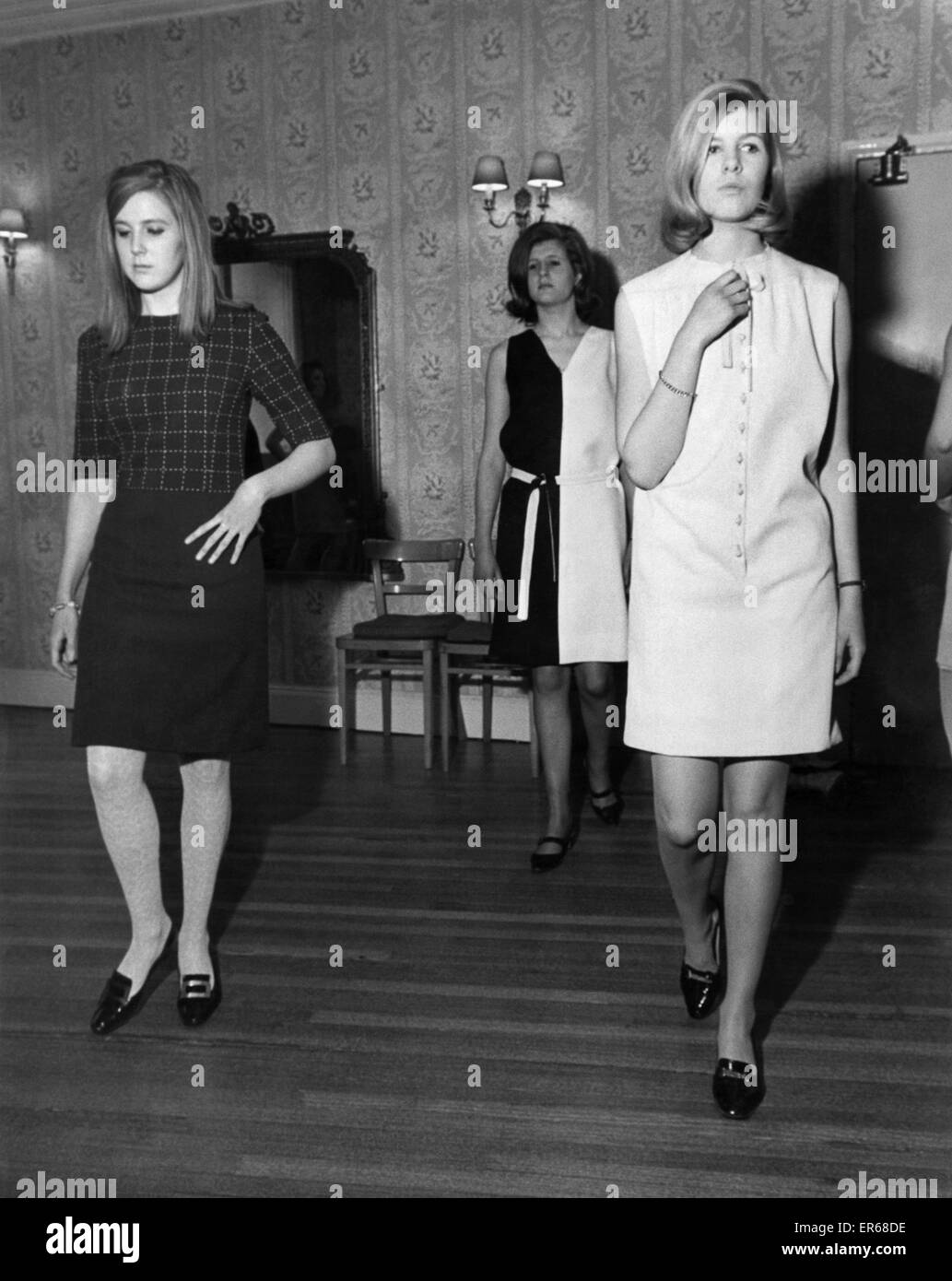 Lorsque debs doit apprendre à parler .. Ces trois jeunes femmes sont débutantes. Depuis des années maintenant, ils ont été l'acquisition de la société polonaise et règlement bien élevé d'élégance avant de sortir dans le Grand, vaste monde. Ils peuvent même avoir pensé qu'ils savaient que jamais Banque D'Images