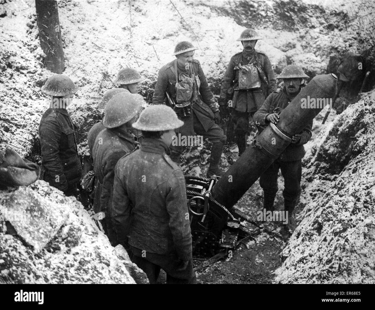 Démonstration de la 9,45 pouce, mortier de tranchée dans une ancienne tranchée allemande en bois Pigeon, Gommecourt, vue de l'avant de la tranchée. 17 Mars 1917 Banque D'Images