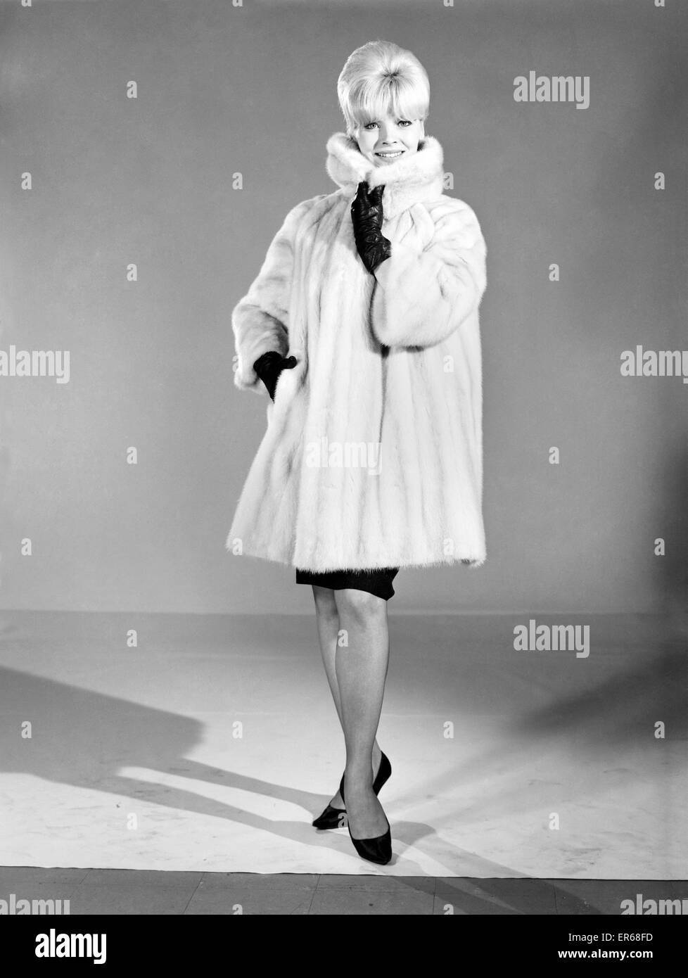 Vêtements : vêtements : manteau de fourrure : Femme (Marion Horton) portant de mink fur coat. 1966 B1952-002 Banque D'Images