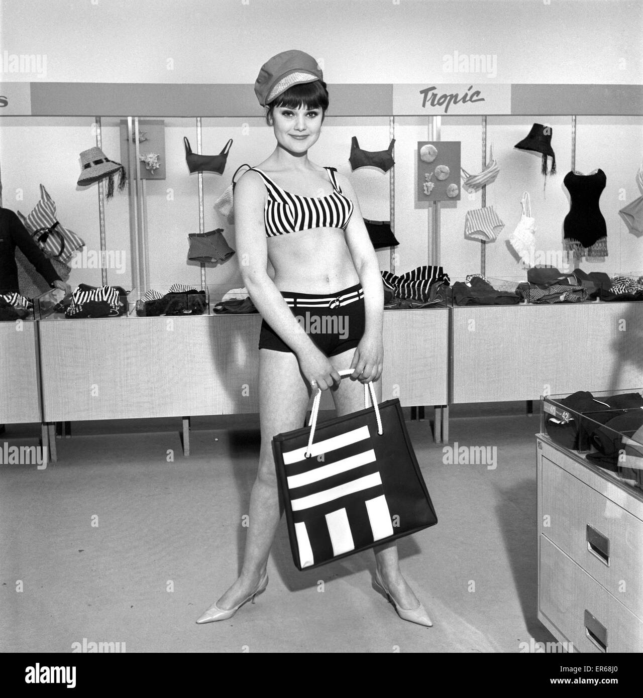 Vêtements : Fashions : Paris : Femme (Debbie Attwood) vu ici shopping dans un magasin à Paris pour les derniers dessins français. Mai 1963 B1612A-003 Banque D'Images