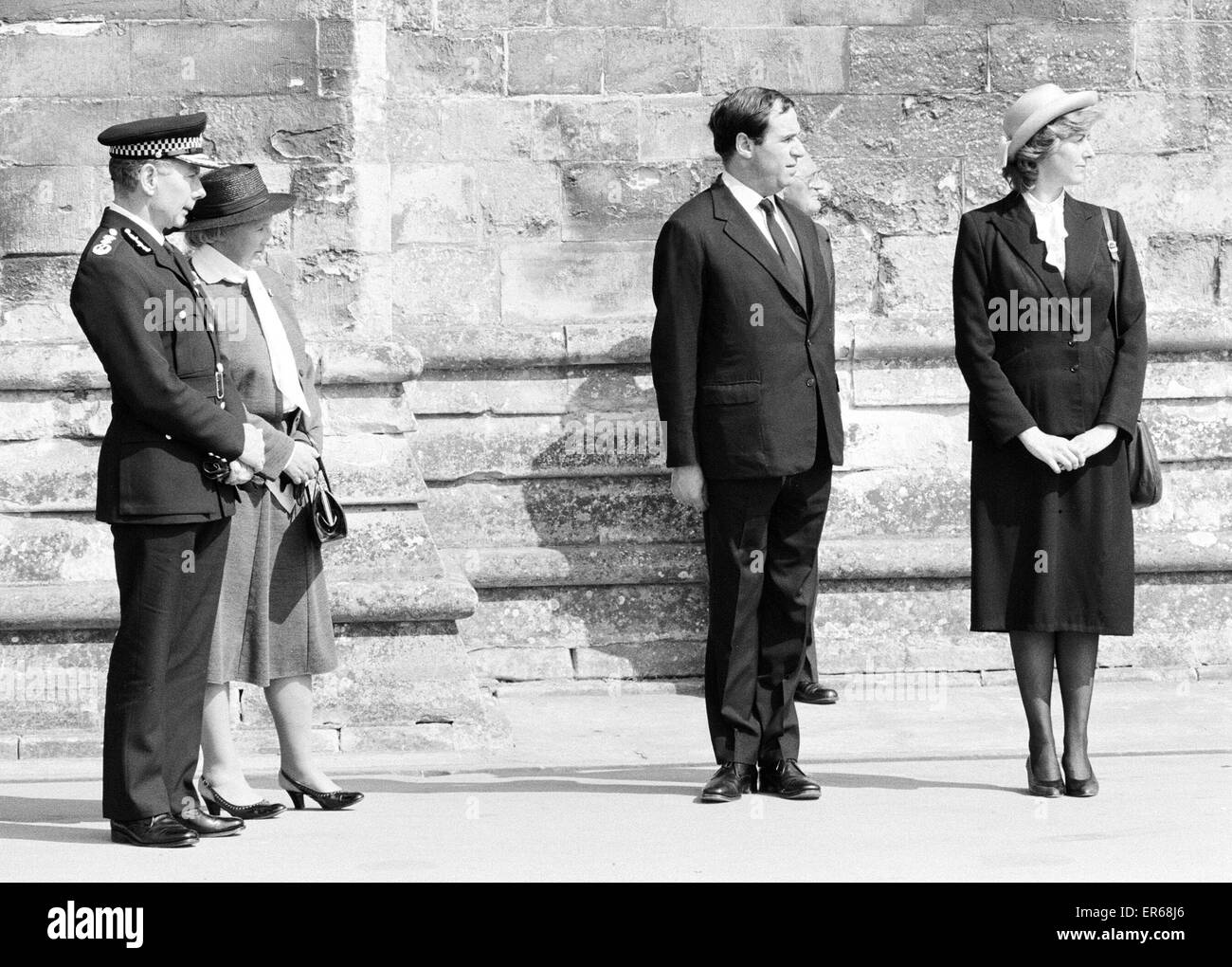 Ministre de l'intérieur conservateur Leon Brittan photographiée avec Commissaire de Police Newman lors des funérailles de WPC Yvonne Fletcher à la cathédrale de Salisbury. Avril 1984. Banque D'Images