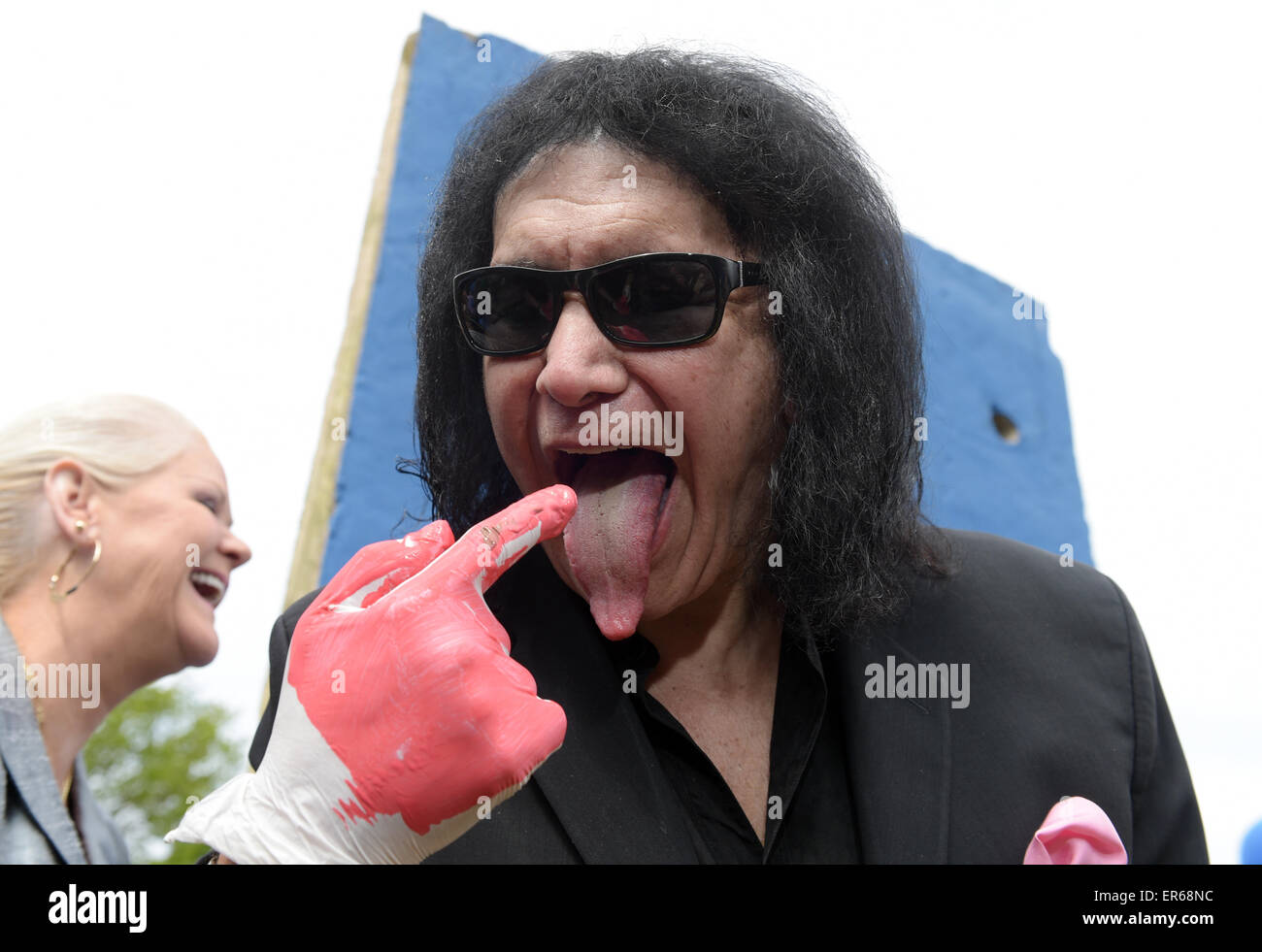 Berlin, Allemagne. 28 mai, 2015. Gene Simmons, le chanteur du groupe Kiss nous porte des gants en latex après décoration d'un morceau du Mur de Berlin avec empreintes de mains au FEZ-Berlin, les jeunes enfants, et la famille de Berlin, Allemagne, 28 mai 2015. Simmons dans le monde des défenseurs de l'égard des enfants. Un International Children's Festival aura lieu à FEZ-Berlin du 30 mai au 01 juin 2015. Le groupe Kiss se produira à Berlin le 03 juin 2015. Photo : RAINER JENSEN/dpa/Alamy Live News Banque D'Images