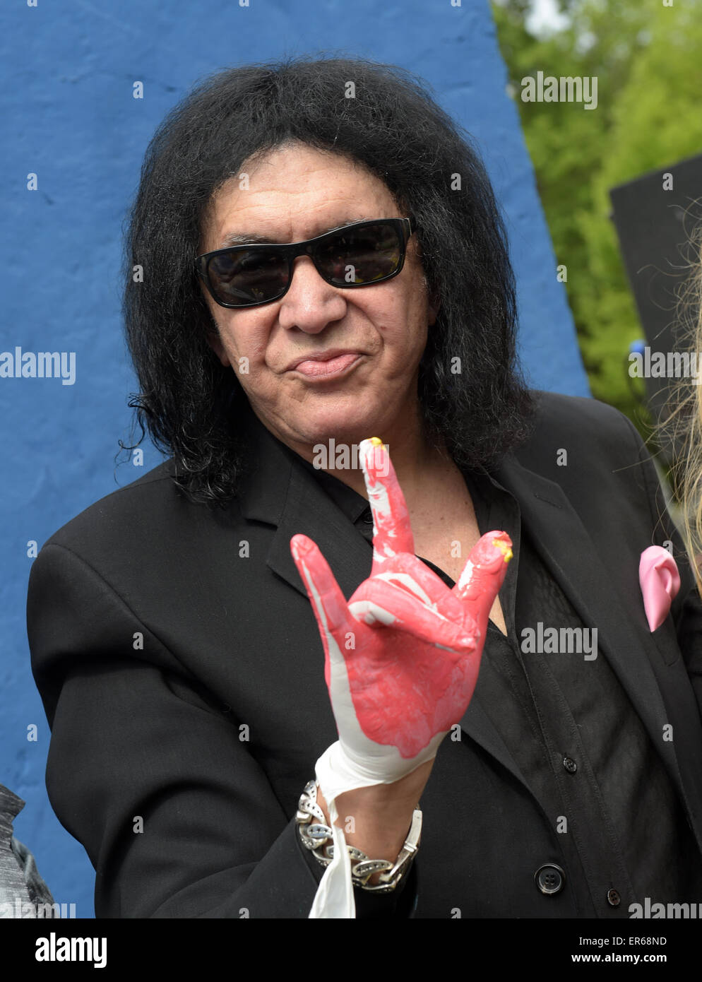 Berlin, Allemagne. 28 mai, 2015. Gene Simmons, le chanteur du groupe Kiss nous porte des gants en latex après décoration d'un morceau du Mur de Berlin avec empreintes de mains au FEZ-Berlin, les jeunes enfants, et la famille de Berlin, Allemagne, 28 mai 2015. Simmons dans le monde des défenseurs de l'égard des enfants. Un International Children's Festival aura lieu à FEZ-Berlin du 30 mai au 01 juin 2015. Le groupe Kiss se produira à Berlin le 03 juin 2015. Photo : RAINER JENSEN/dpa/Alamy Live News Banque D'Images