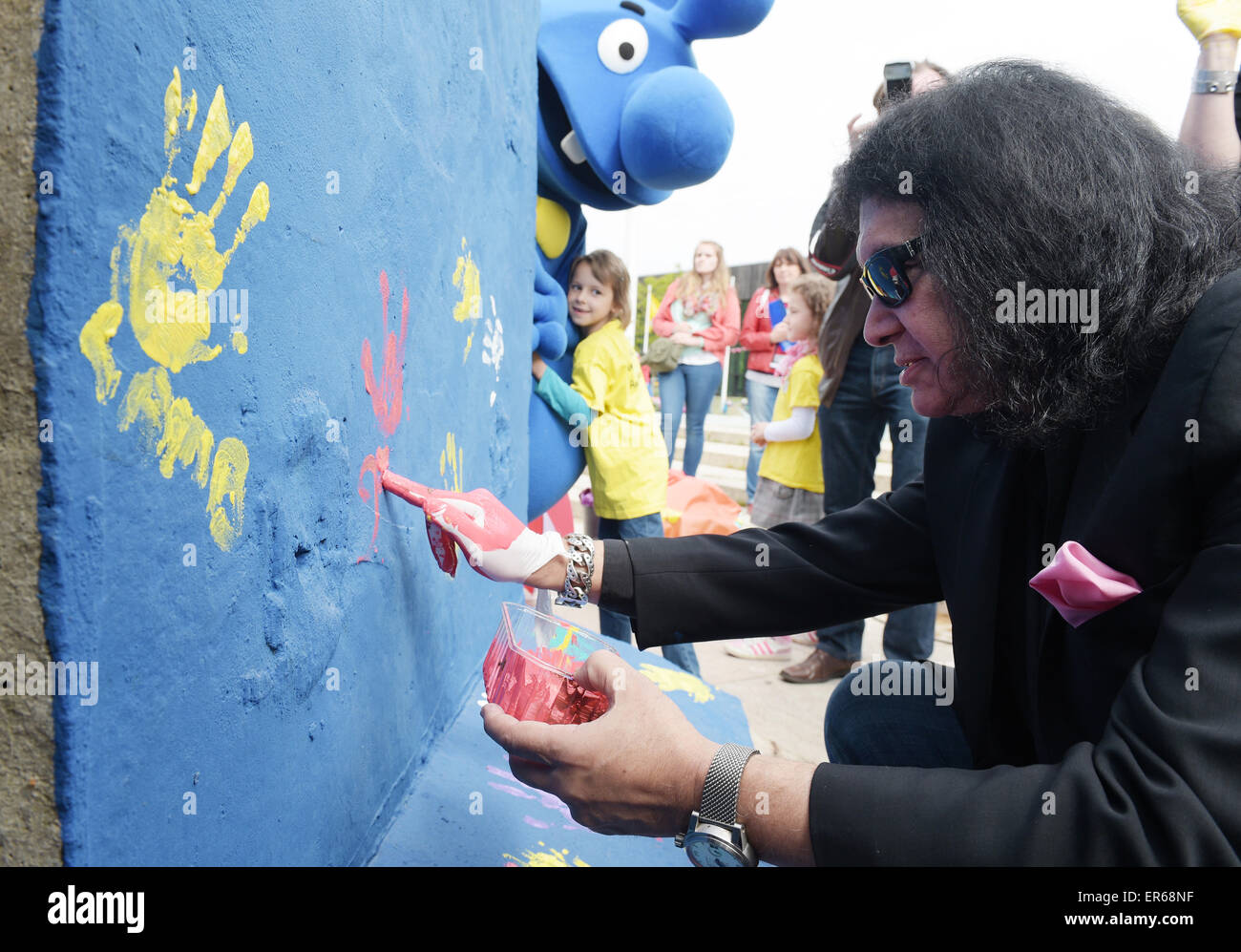 Berlin, Allemagne. 28 mai, 2015. Gene Simmons, le chanteur du groupe de rock américain Kiss décore un morceau du Mur de Berlin avec red handprints et sa signature au FEZ-Berlin, les jeunes enfants, et la famille de Berlin, Allemagne, 28 mai 2015. Simmons dans le monde des défenseurs de l'égard des enfants. Un International Children's Festival aura lieu à FEZ-Berlin du 30 mai au 01 juin 2015. Le groupe Kiss se produira à Berlin le 03 juin 2015. Photo : RAINER JENSEN/dpa/Alamy Live News Banque D'Images