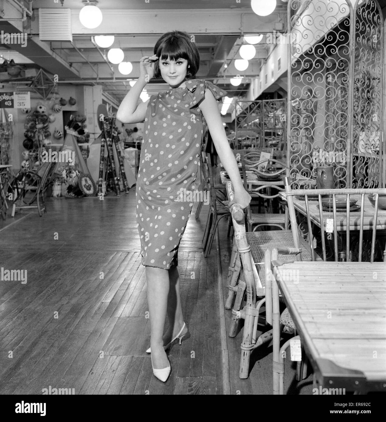 Vêtements : vêtements : Paris : Les femmes les plus récentes de modélisation 1963 robe française dessins dans les rues parisiennes. Mai 1963 B1612F-003 Banque D'Images