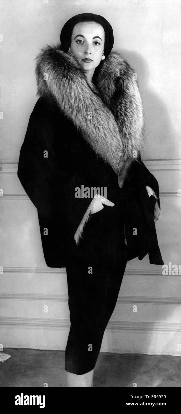 Ronald Paterson Fashions : - "Trappeur". Une robe et une veste. La veste est rugueuse avec tweed noir opalin canadien Fox. La veste est entièrement bordée de fourrure de renard. Juillet 1956 P023670 Banque D'Images