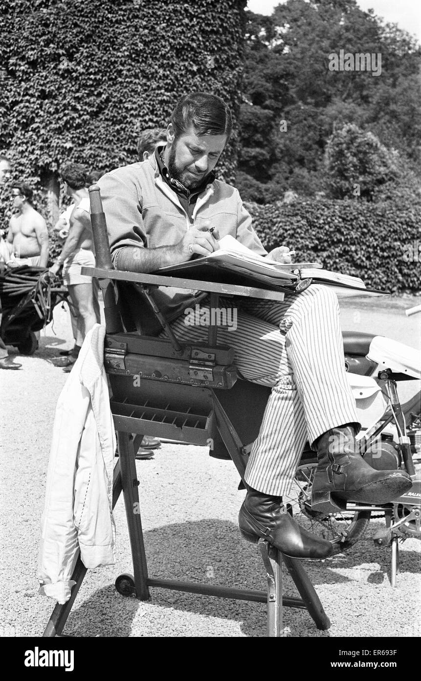 Jerry Lewis Directeur vu ici la lecture du script alors que sur l'emplacement à Eastnor Castle, Ledbury lors de l'enregistrement 'One More Time' vers le 1er août 1969 Banque D'Images