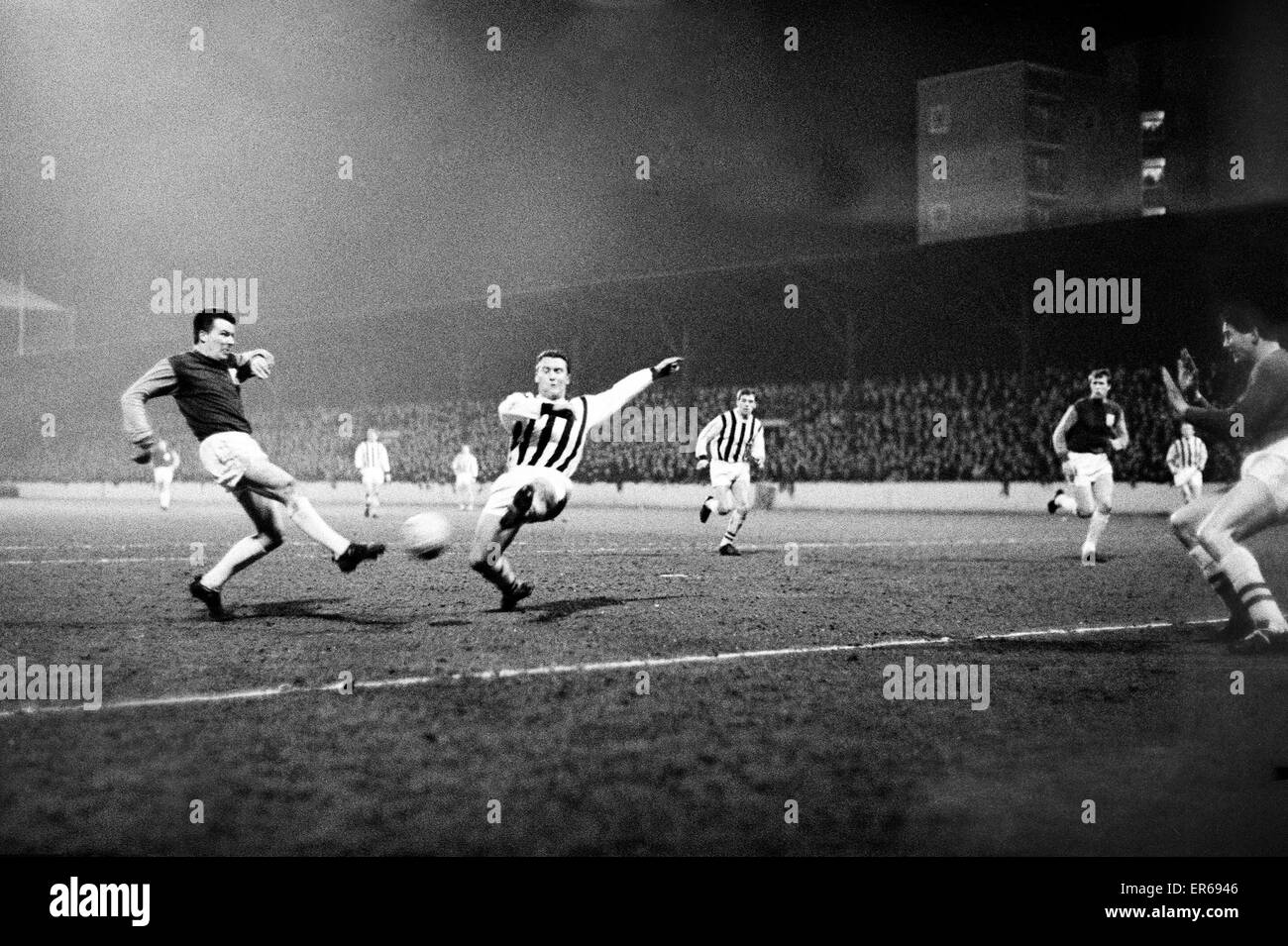 Finale de coupe de Ligue Premier match aller à Upton Park. West Ham United v West Bromwich Albion 2 1. (WBA a gagné 5-3 sur l'agrégat). Action de la correspondance. 9 mars 1966. Banque D'Images