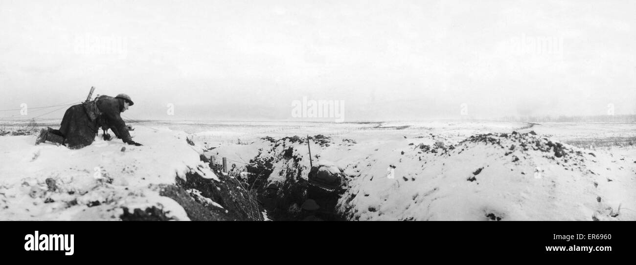 Un soldat blessé rampe retour à les tranchées près d'Arras sur la bataille de la Somme. Janvier 1917 vers Banque D'Images