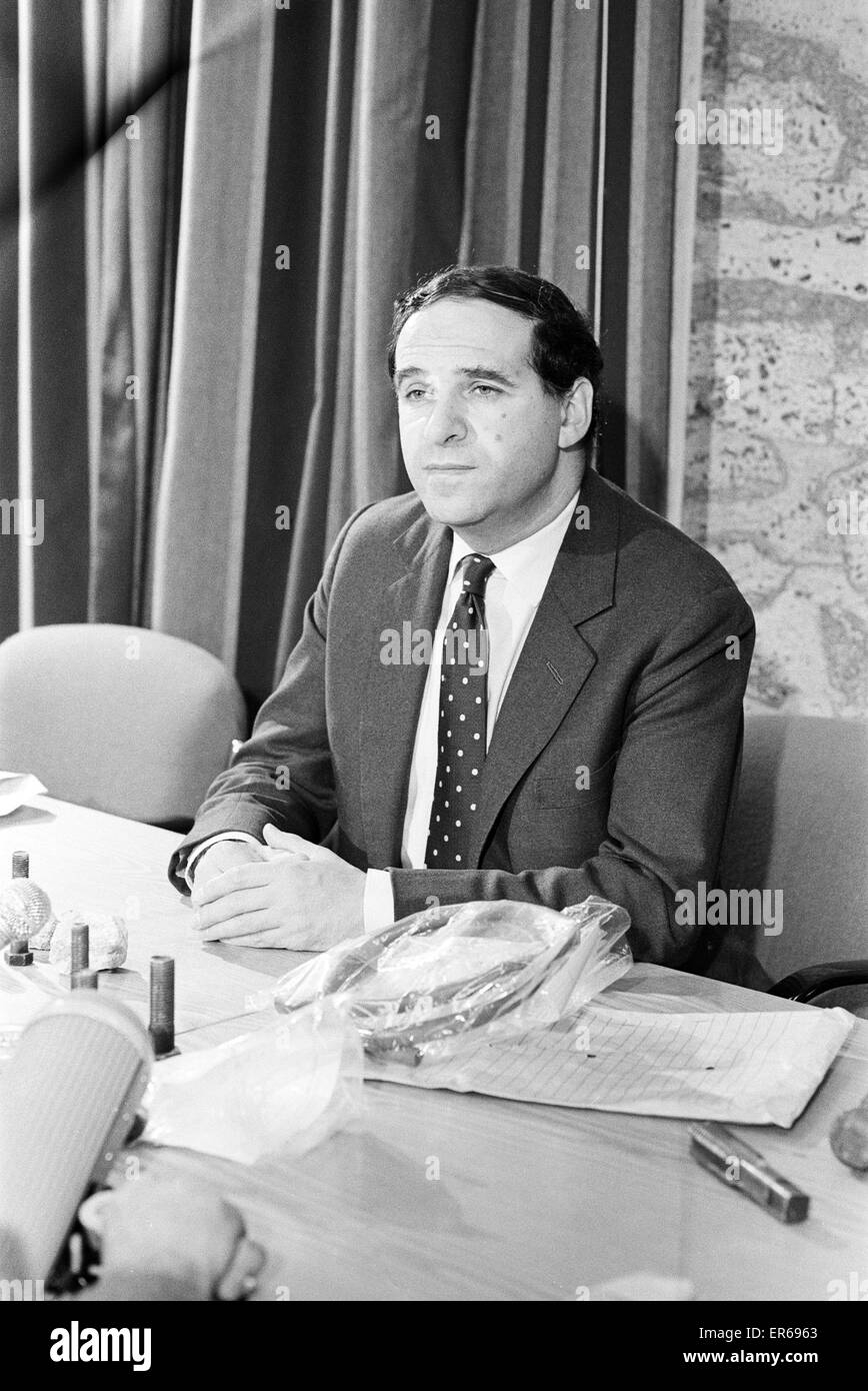 Consevative Secrétaire d'accueil Leon Brittan lors d'une conférence de presse au siège de la Police de Sheffield, novembre 1984. Banque D'Images