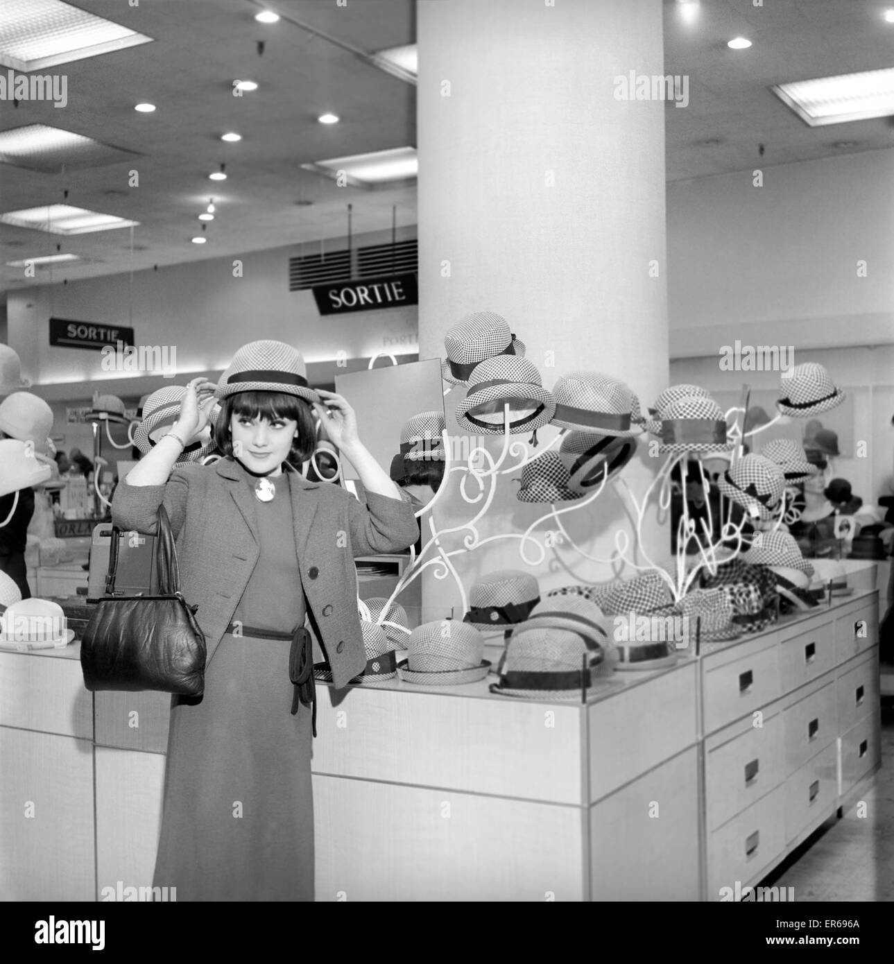 Vêtements : Fashions : Paris : Femme (Debbie Attwood) vu ici shopping dans un magasin à Paris pour les derniers dessins français. Mai 1963 B1612A-012 Banque D'Images