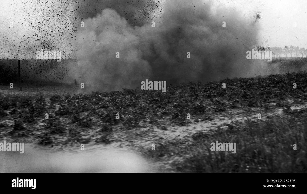 Bombardement canadien d'essayer de couper le fil sur le front de la Somme. 26 Juillet 1916 Banque D'Images