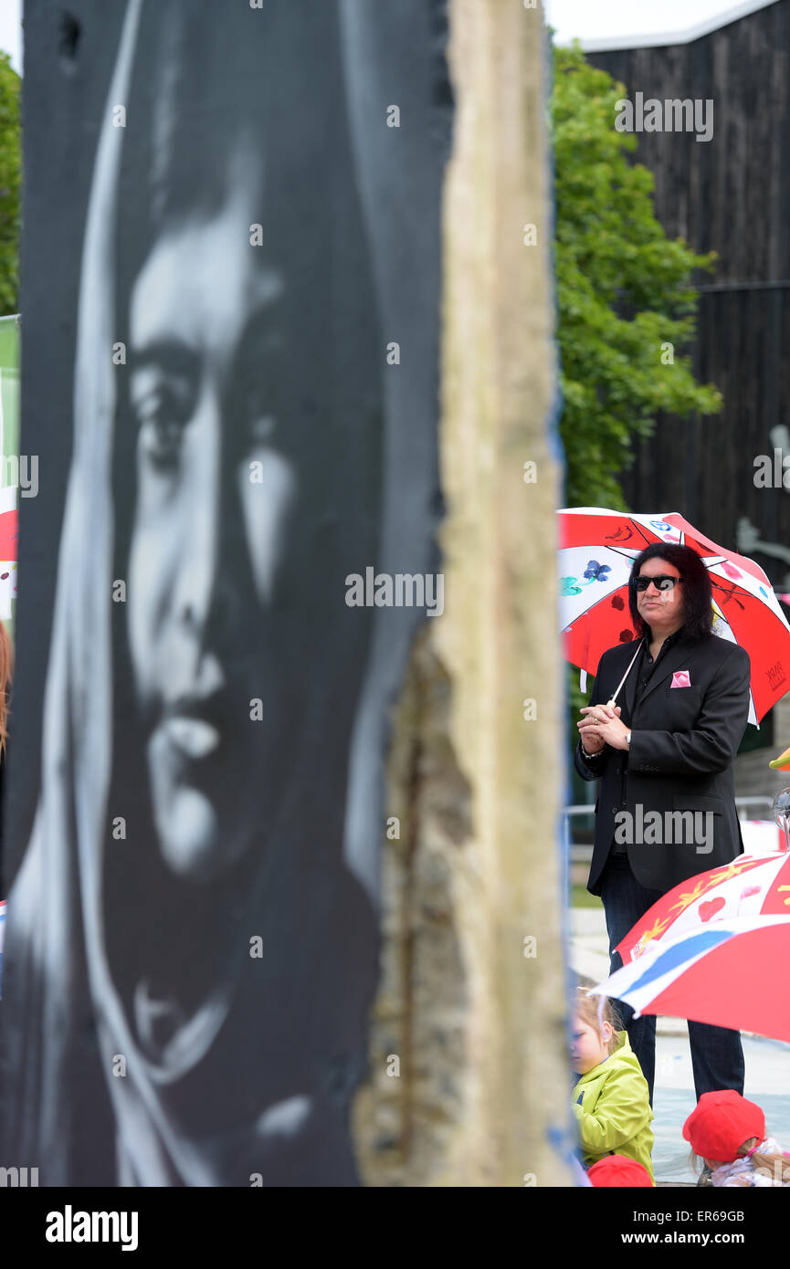 Berlin, Allemagne. 28 mai, 2015. Gene Simmons, le chanteur du groupe de rock américain Kiss se distingue avec un parapluie peint en face d'une partie du mur de Berlin au FEZ-Berlin, les jeunes enfants, et la famille de Berlin, Allemagne, 28 mai 2015. L'artiste espagnol Victor Landeta décoré la pièce du mur avec un portrait de Malala. Simmons dans le monde des défenseurs de l'égard des enfants. Un International Children's Festival aura lieu à FEZ-Berlin du 30 mai au 01 juin 2015. Le groupe Kiss se produira à Berlin le 03 juin 2015. Photo : RAINER JENSEN/dpa/Alamy Live News Banque D'Images