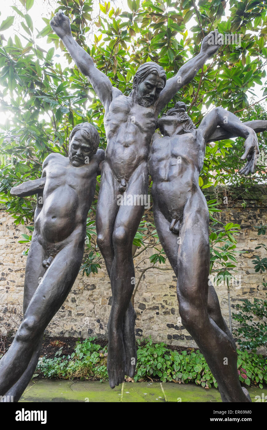 L'Angleterre, Londres, l'abbaye de Westminster, le Collège jardin, statue de la Crucifixion par Enzo Plazzotta Banque D'Images