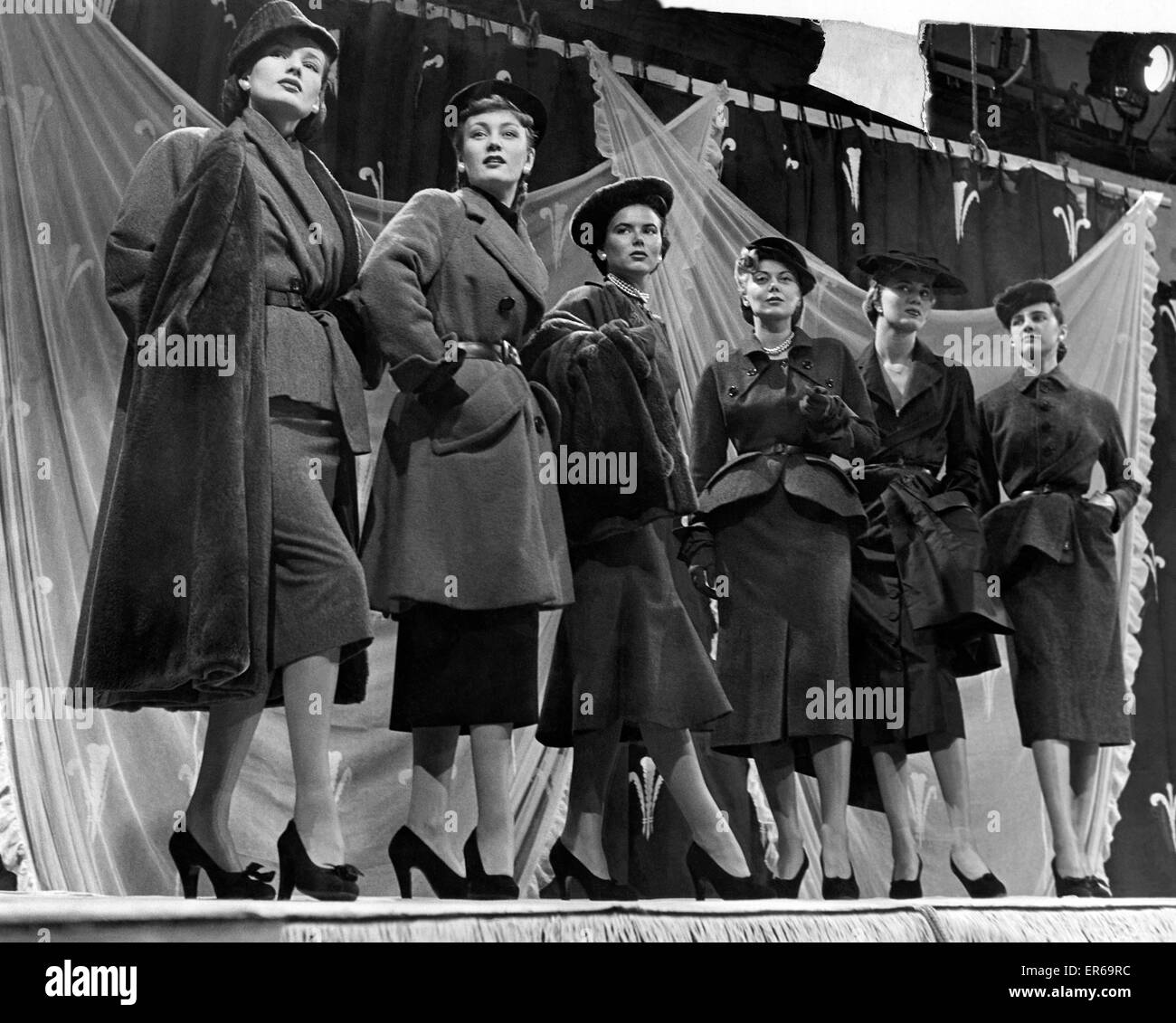 Christian Dior creations ont été modelées par ses mannequins à Londres la nuit dernière (lundi) pour un programme de mode de la BBC. A. Six des modèles en matin costumes. Octobre 1950 P024389 Banque D'Images