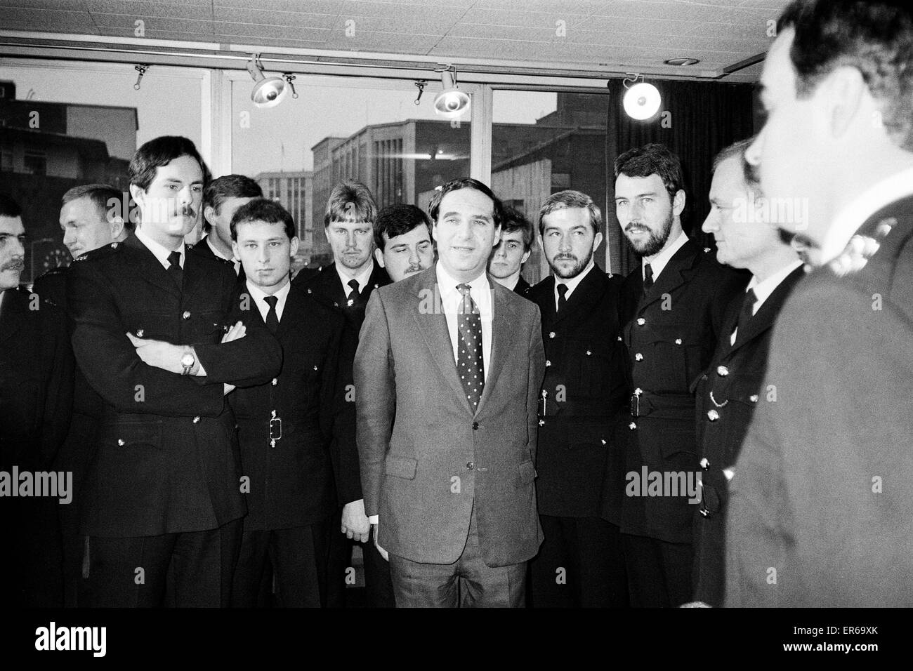 Consevative Secrétaire d'accueil Leon Brittan lors d'une conférence de presse au siège de la Police de Sheffield, novembre 1984. Banque D'Images