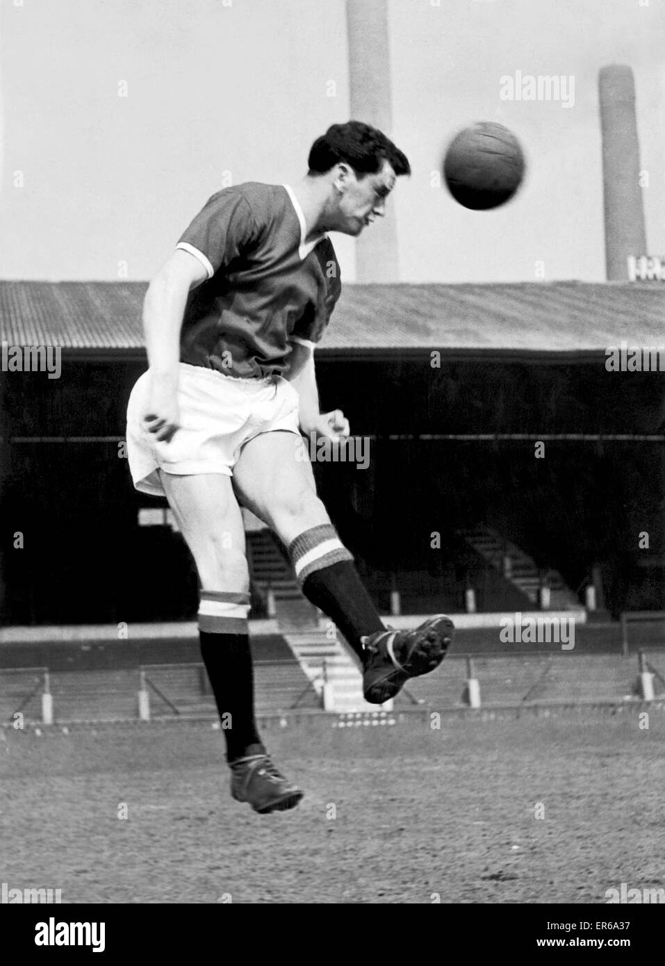 Football Manchester United Tommy Taylor dans la pratique à Old Trafford, vers 1957. Banque D'Images