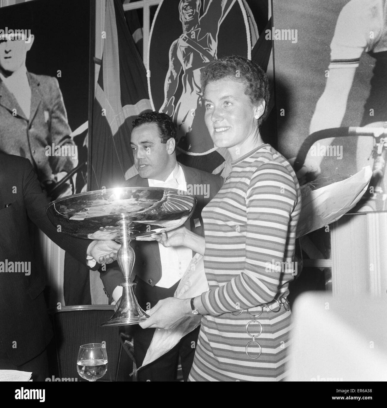 Beryl Burton, présenté avec Top sportive de l'année Prix lors d'un déjeuner à l'hôtel Savoy de Londres, 8 novembre 1967. Beryl Burton, une course cycliste et un de la plus grande jamais les athlètes. Elle a dominé la femme¿ cycle au Royaume-Uni, remportant mo Banque D'Images