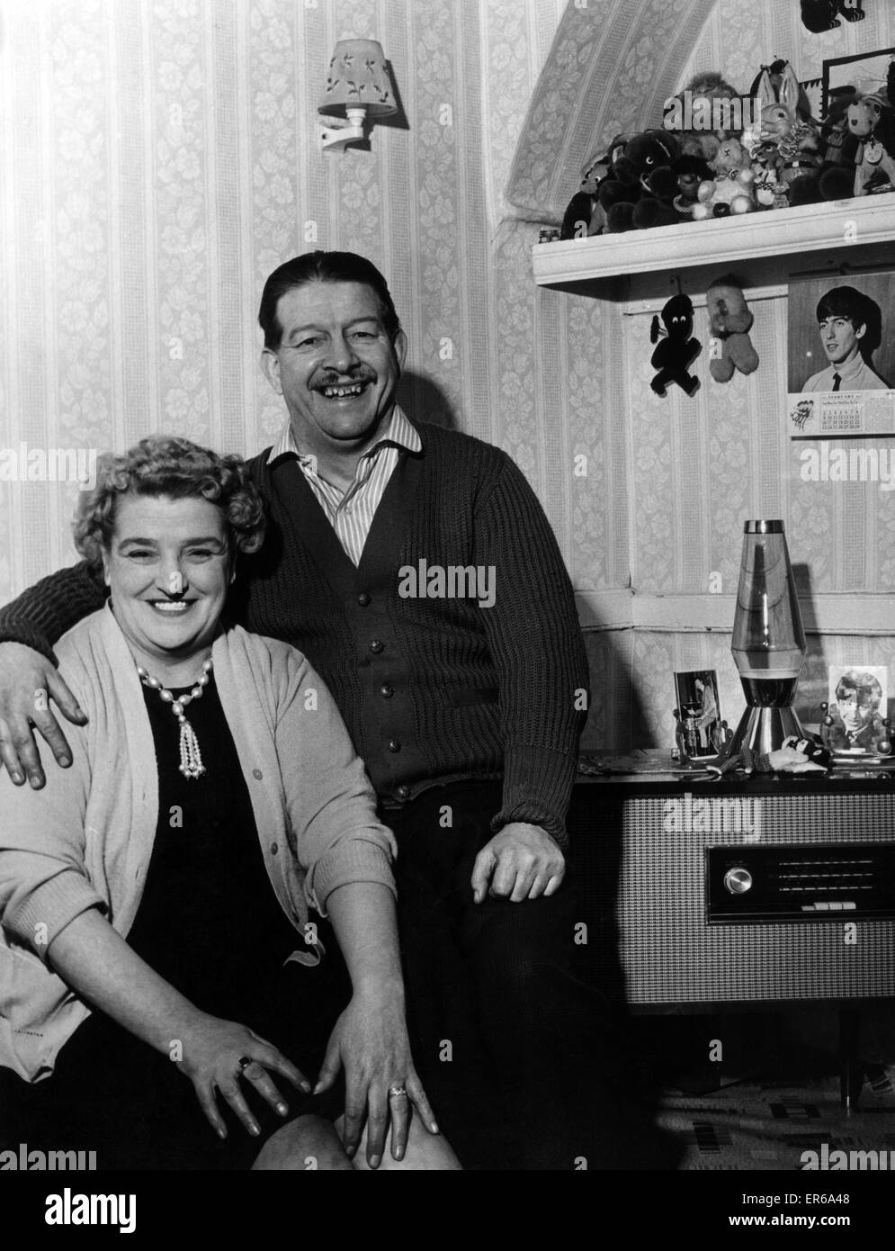 Richard Starkey et Elsie Graves, les parents de Ringo Starr, photographié à sa maison d'enfance,10 Admiral Park, Liverpool, 16 février 1964. En arrière-plan, peluches sur étagère, qui présente des fans ont envoyé. Banque D'Images