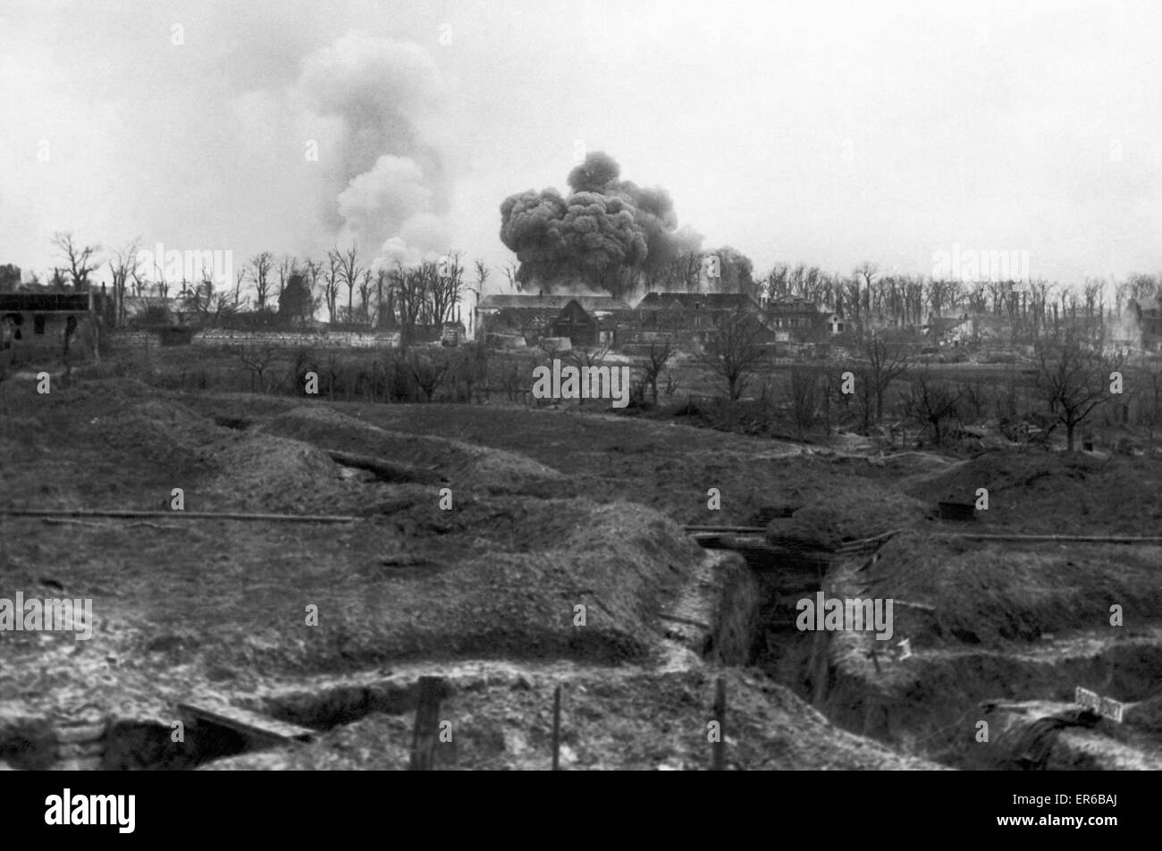 Un dépôt de munitions allemand incendié par les bombardements pendant la bataille d'Arras vers mai 1917 Banque D'Images