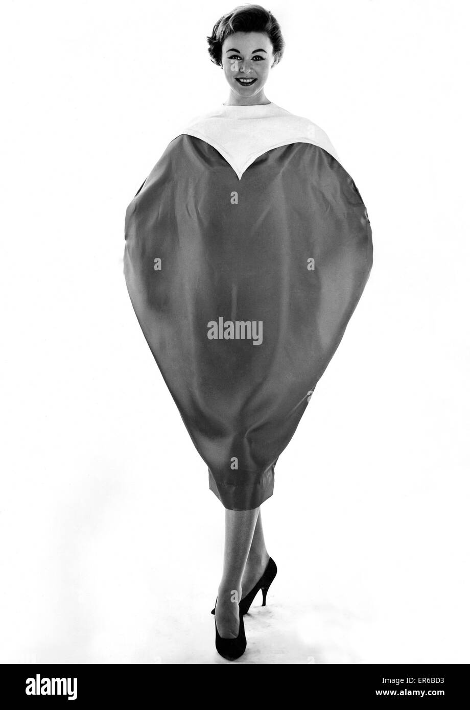 Les vêtements Fashion 1957 : Modèle Jackie Jackson. Décembre 1957 P021516 Banque D'Images