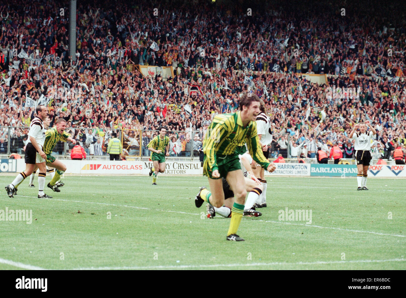 Division de la Ligue anglaise deux finales Play Off au stade de Wembley. West Bromwich Albion 3 v Port Vale 0. West Brom's Andy Hunt célèbre après avoir marqué le premier but avec un en-tête. 30 mai 1993. Banque D'Images